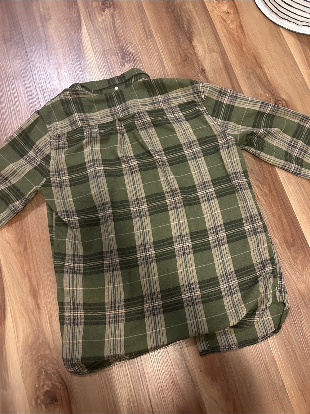 Women’s Green Plaid Button-Down Shirt - Picture 3 of 4